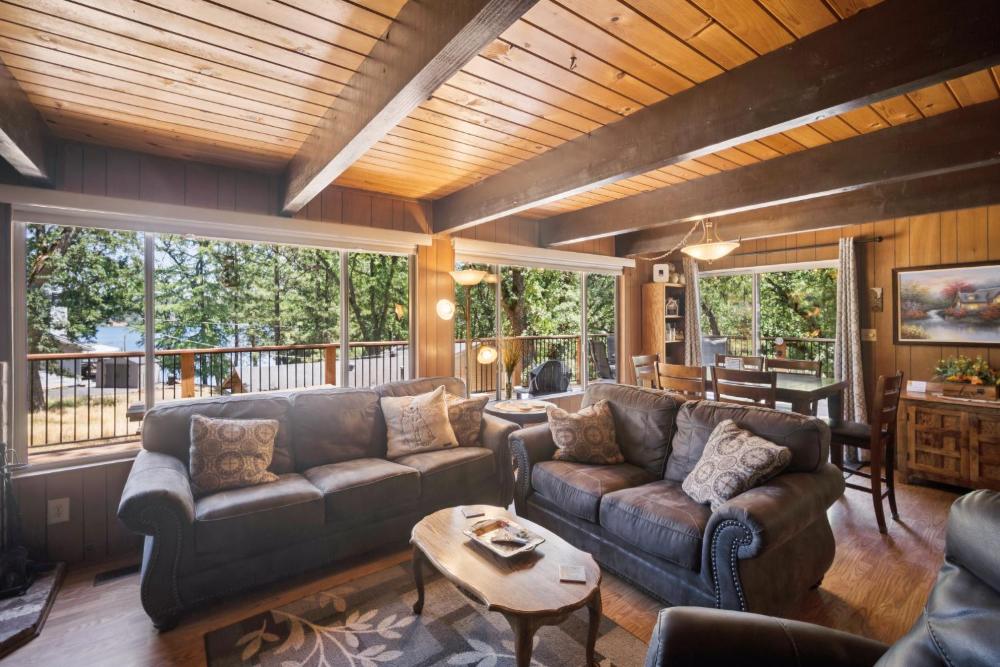 Lakefront Cozy Cabin on the Cove